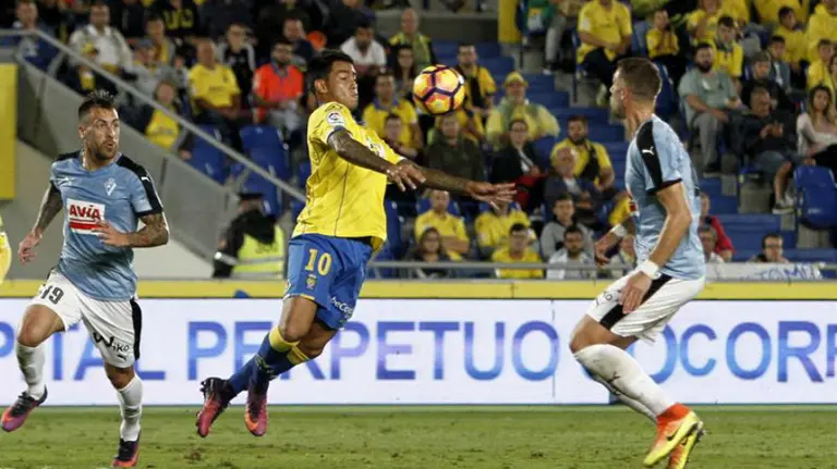 Sergio Araujo controla el balón entre dos jugadores del Eibar. Efe.