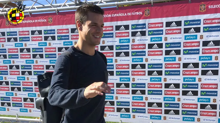El navarro César Azpilicueta llega a la concentración. Foto web Sefutbol.