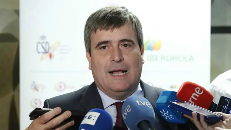 Miguel Cardenal atiende a los periodistas. Efe.