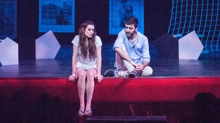 Los actores pamploneses Ana Artajo y Pablo Manjón en una representación en Madrid.