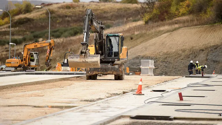 Miembros de la comisión y la Gerencia de Urbanismo visitan las obras de urbanización del sur de la Milagrosa. PABLO LASAOSA 04