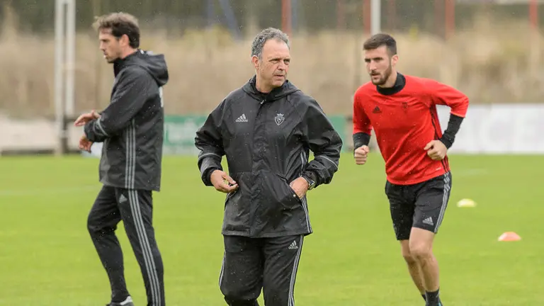 Joaquín Caparrós en su primer entrenamiento como técnico de Osasuna. PABLO LASAOSA 07