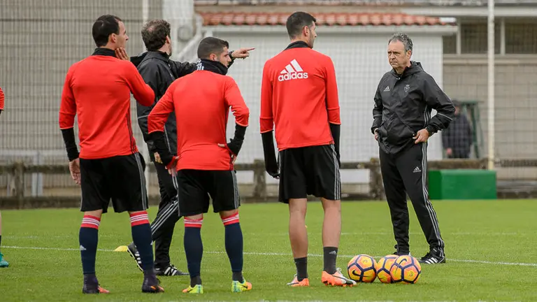 Joaquín Caparrós en su primer entrenamiento como técnico de Osasuna. PABLO LASAOSA 10