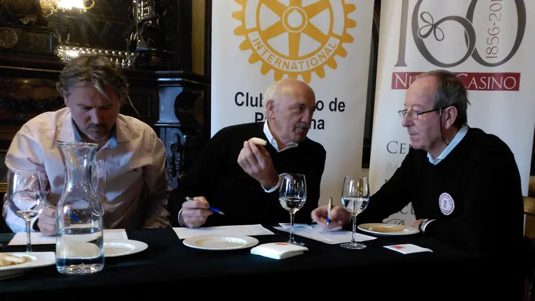 El jurado prueba los espárragos finalistas en la IV Cata Solidaria de Espárrago de Navarra en conserva