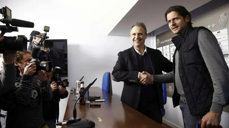 Caparrós saluda con la mano a Petar Vasiljevic en el Sadar. Efe.