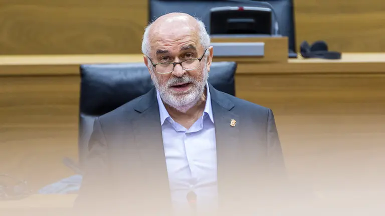 El consejero de Educación, José Luis Mendoza, en el pleno del Parlamento de Navarra. ÍÑIGO ALZUGARAY