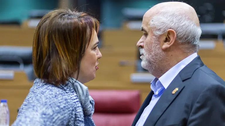 La presidenta del Parlamento, Ainhoa Aznárez, y el consejero de Educación, José Luis Mendoza, dialogan antes del inicio del pleno. IÑIGO ALZUGARAY