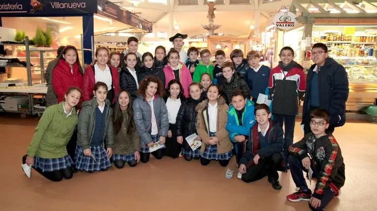 Una clase de 6º de Primaria del Colegio Vedruna en un taller para aprender a comer bien en el Mercado del Ensanche. 3