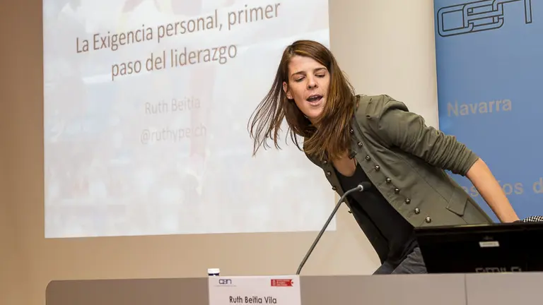 La atleta y campeona olímpica de salto de altura, Ruth Beitia, ofrece una conferencia sobre liderazgo en la CEN (1). IÑIGO ALZUGARAY