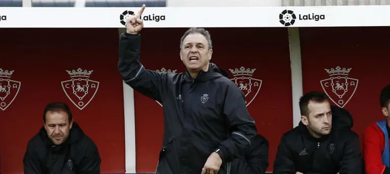 Joaquín Caparrós junto al banquillo de Osasuna. Efe.