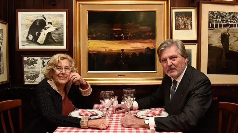 La alcaldesa de Madrid, Manuela Carmena, y el nuevo portavoz del Gobierno, Iñigo Méndez de Vigo, celebran su primera reunión en una tasca madrileña