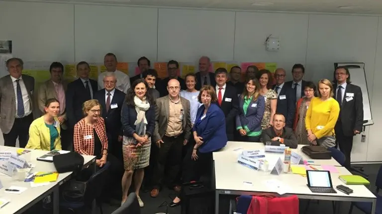 los miembros que forman parte del Panel Europeo de Bioeconomía, en una reunión anterior, en la que aparece Jorge Molina con corbata roja