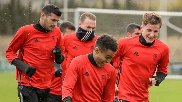 Joaquín Caparrós en su primer entrenamiento como técnico de Osasuna. PABLO LASAOSA 02
