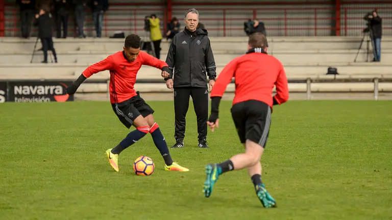 Joaquín Caparrós en su primer entrenamiento como técnico de Osasuna. PABLO LASAOSA 12