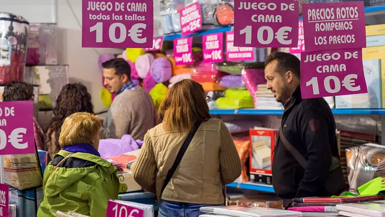 Quinta edición de la Feria Outlet Navarra que tiene lugar en Refena (13). IÑIGO ALZUGARAY