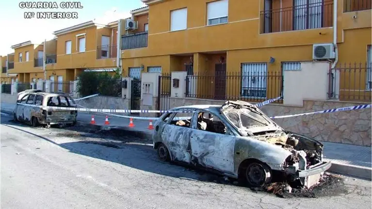 Coches del agente de la Guardia Civil junto a otro oche tambien afectado por el incendio. EP
