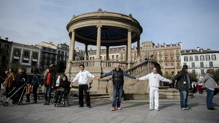 Persona afectadas por enfermedades neuromusculares de Navarra harán una cadena humana con motivo del Día Nacional de las Enfermedades Neuromusculares. PABLO LASAOSA 01