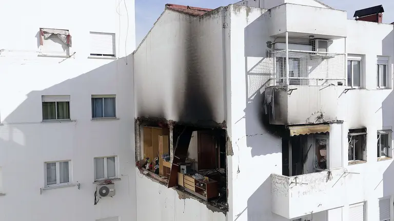 Vivienda del número 38 de la calle Tenor Fleta de Zaragoza tras la explosión de gas que se ha producido en la que han resultado heridos un hombre y una mujer. EFE/Javier Cebollada