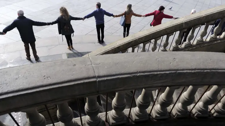 La Asociación Navarra de Enfermedades Neuromusculares (ASNAEN) ha celebrado una pequeña cadena humana en un acto público en la Plaza del Castillo de Pamplona, para pedir más investigación y apoyo para la inclusión social de las personas afectadas por estas patologías. EFE/Villar López