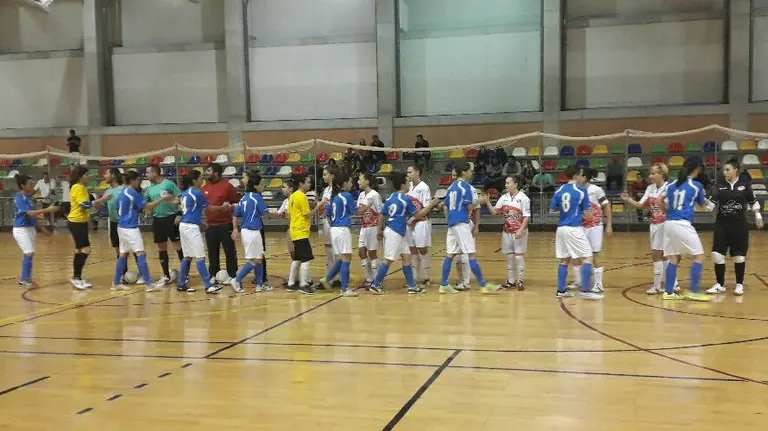 Saludo entre las jugadoras del Ucam Murcia y Txantrea FS. Twitter