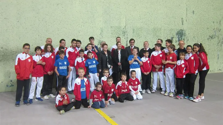 Visita institucional a la Casa de los Navarros en Barcelona en la que ha participado Uxue Barkos y se ha fotografiado con alumnos de la escuela de pelota EP