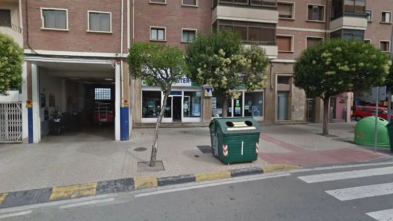 Taller mecánico del barrio de San Juan donde ha fallecido un fontanero de 62 años tras caer de una escalera cuando hacía labores de reparación