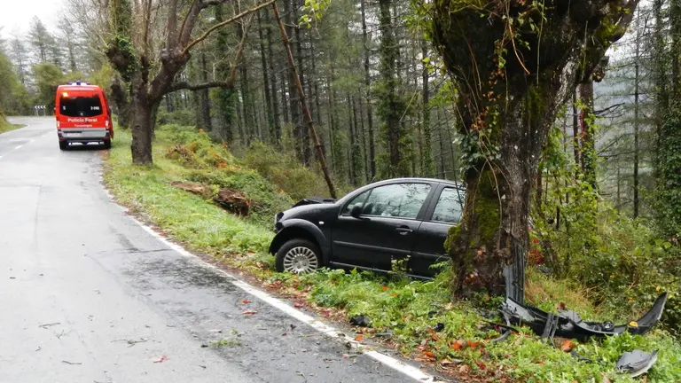 Salida de vía de un vehículo atendid en Otxondo. POLICÍA FORAL
