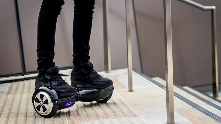 Joven montado sobre un hoverboard.
