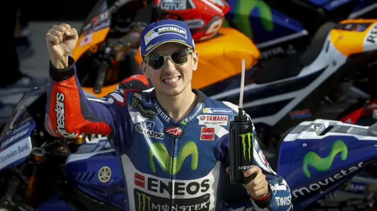 Jorge Lorenzo celebra su victoria en Valencia. Efe.