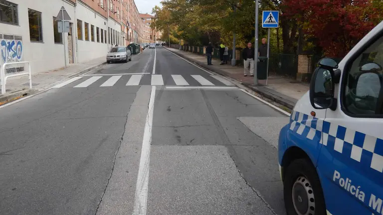 Paso de cebra de la calle Errotazar en el que fue atropellada una anciana; la Policía Municipal solicita colaboración ciudadana para identificar al conductor.