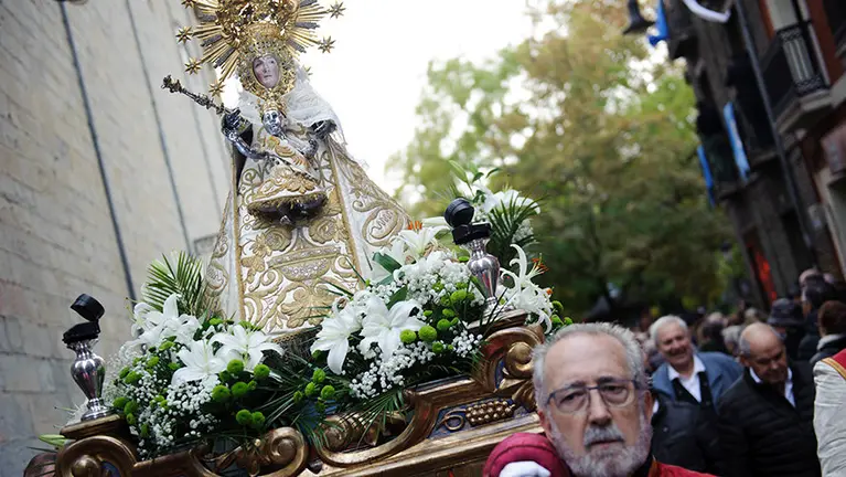 Procesión mariana por las calles de pamplona para celebrar el cierre del año santo de la Misericordia. MIGUEL OSÉS_1