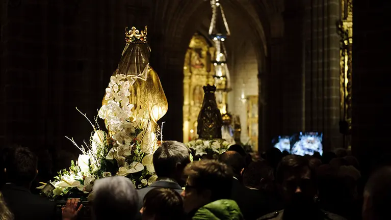 Procesión mariana por las calles de pamplona para celebrar el cierre del año santo de la Misericordia. MIGUEL OSÉS_24