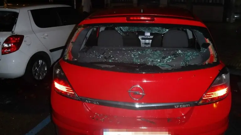 Ambos vehículos con las lunas destrozadas, en la avenida de Bayona de Pamplona. PMUNICIPAL