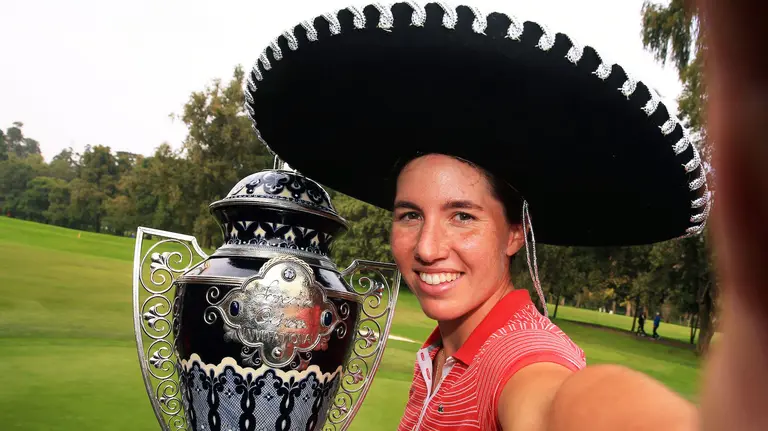 Carlota Ciganda junto al trofeo conseguido en México..