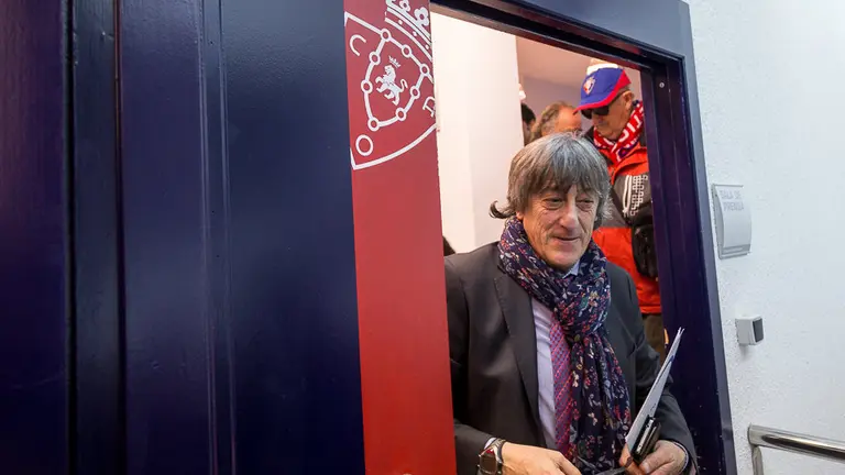 Enrique Martín a su salida de la rueda de prensa en la que se ha despedido como entrenador de Osasuna (1). IÑIGO ALZUGARAY