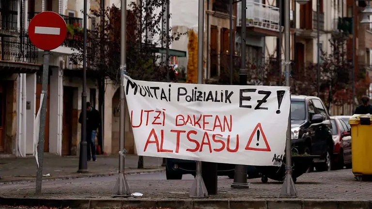 Pancarta colocada en Alsasua tras las detenciones que se han producido por la agresión a dos agentes de la Guardia Civil y sus parejas.EFE (3)