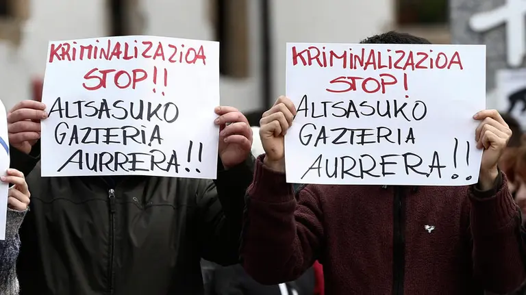 Varios vecinos de Alsasua se concentran frente al Ayuntamiento para rechazar las detenciones por agresión a dos agentes de la Guardia Civil y sus parejas.EFE