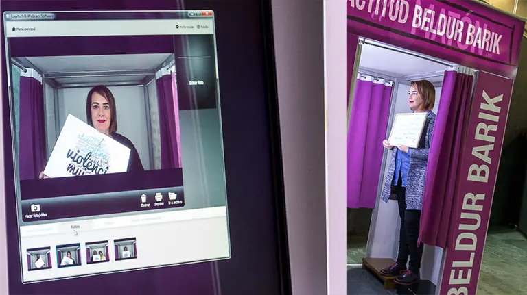 La presidenta del Parlamento, Ainhoa Aznárez, en el fotomatón instalado en el atrio de la Cámara navarra. ÍÑIGO ALZUGARAY.