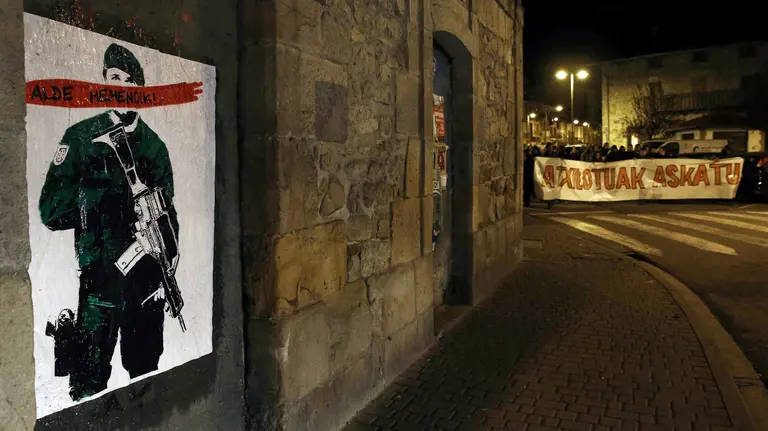 Cartel colocado en la localidad de Alsasua con la frase &#34;Alde Hemendik-Fuera de aqui&#34; tras la detención hoy de varios jóvenes en varias localidades por la agresión a dos agentes de la Guardia Civil el pasado 15 de octubre. Las detenciones se elevan ya a ocho y están enmarcadas en la operación Ausiki. Todos ellos, según un auto de la pasada semana de la juez de la Audiencia Nacional Carmen Lamela, podrían pertenecer al &#34;Movimiento OSPA&#34; que dinamiza la campaña de la izquierda abertzale &#34;Alde Hemendik&#34; (Fuera de Aquí) contra el instituto armado y la Policía Foral. EFE/Jesús Diges