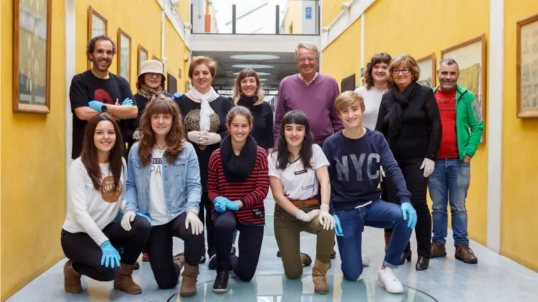 Estudiantes de la ESO de Alsasua, acompañados de sus abuelos, experimentan la fotosíntesis de plantas en la UPNA.
