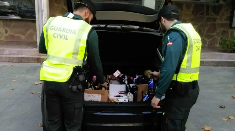 La Guardia Civil detiene a 4 personas por un delito de hurto en una Venta sita en la localidad de Dantxarinea (Navarra). GCIVIL