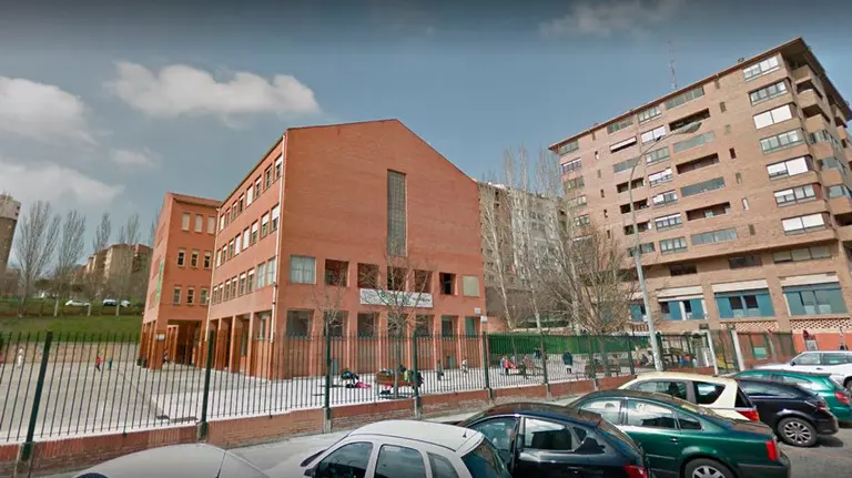 Exterior del Colegio público de Azpilagaña, en Pamplona.
