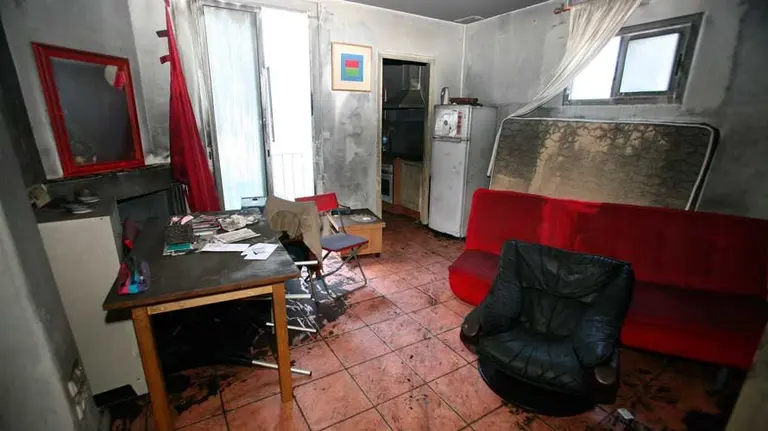 La vivienda de la mujer tras el incendio provocado por unas velas. EFE
