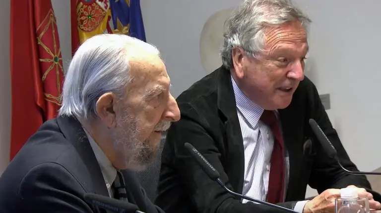 Fernando Redón y Rafael Moneo charlan en el Parlamento de Navarra en 2015.