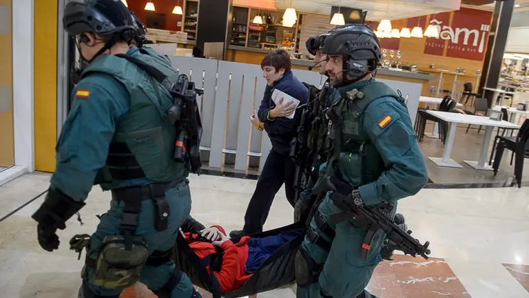 Simulacro de atentado terrorista en La Morea a cargo de Guardia Civil, Policía Foral, DYA Navarra y Cruz Roja. PABLO LASAOSA 20