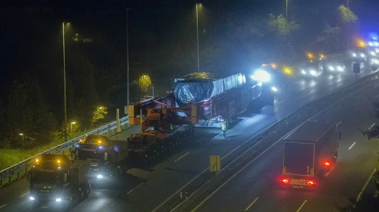 Un súper camión de la longitud de un campo de fútbol circulará a 15 kmh por las carreteras navarras desde el viernes. EFE
