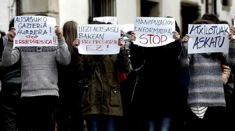Concentración en Alsasua, de familiares y amigos de los detenidos en varias localidades por la agresión a dos agentes de la Guardia Civil el pasado 15 de octubre. EFE  Diges