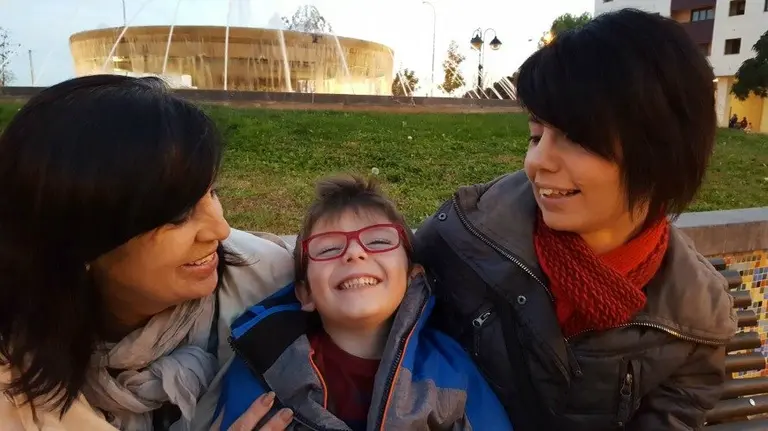 La tudelana Conchi Yera, a la izquierda, junto a su nieto Iker de 4 años y su hija Pamela, de 35. Una historia de donación en vivo de madre a hija. 