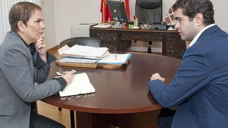 Uxue Barkos y el alcade de Alsasua, Javier Ollo (Geroa Bai), durante una reunión en el consistorio de la localidad navarra con motivo de las agresiones a dos guardias civiles.