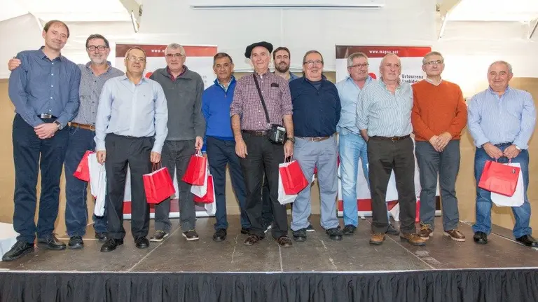 Socios jubilados tras recibir del presidente y vicepresidente de MAPSA, Juantxo Martínez Garciriain y Roberto Redín, respectivamente, un regalo de la empresa.